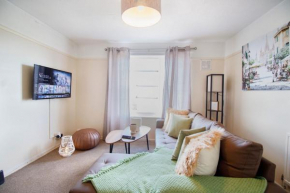 Virexxa Aylesbury Centre - Executive Suite - 2Bed Flat with Free Parking